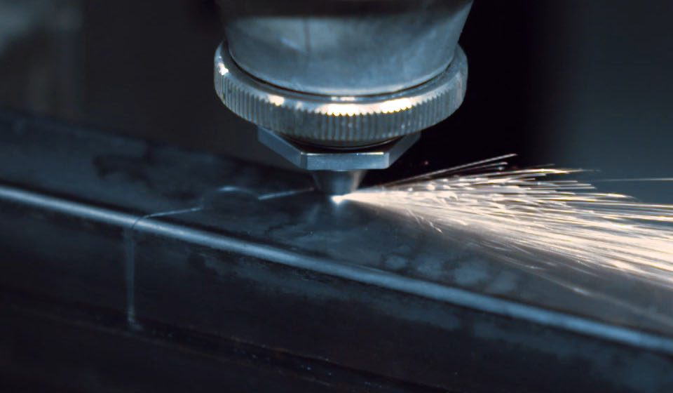 Dabew - Laser CNC podczas wypalania pracy